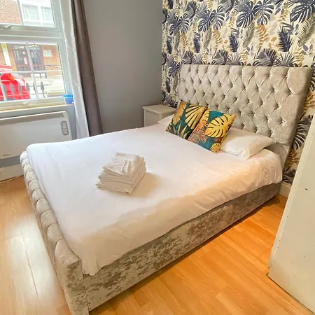 Impeccable 2-Bed Apartment In Central London